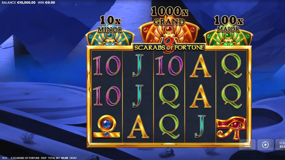 Tampilan visual slot 3 Scarabs of Fortune dengan latar belakang piramida malam hari.
